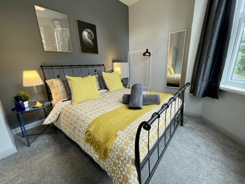 Artistic Two Bedroom Apartment in Bournemouth Trade Stays