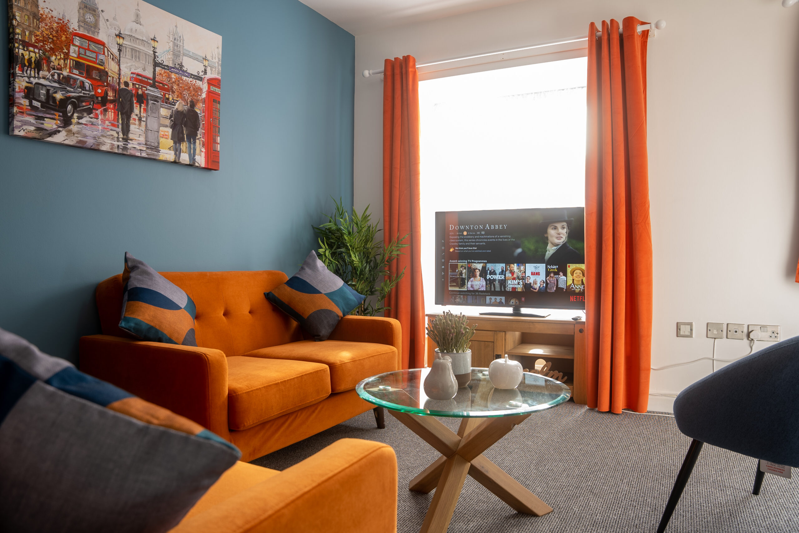 Vibrant Four Bedroom House In Milton Keynes Trade Stays