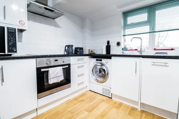 2 bedroom flat with modern kitchen in borehamwood, hertfordshire trade stays