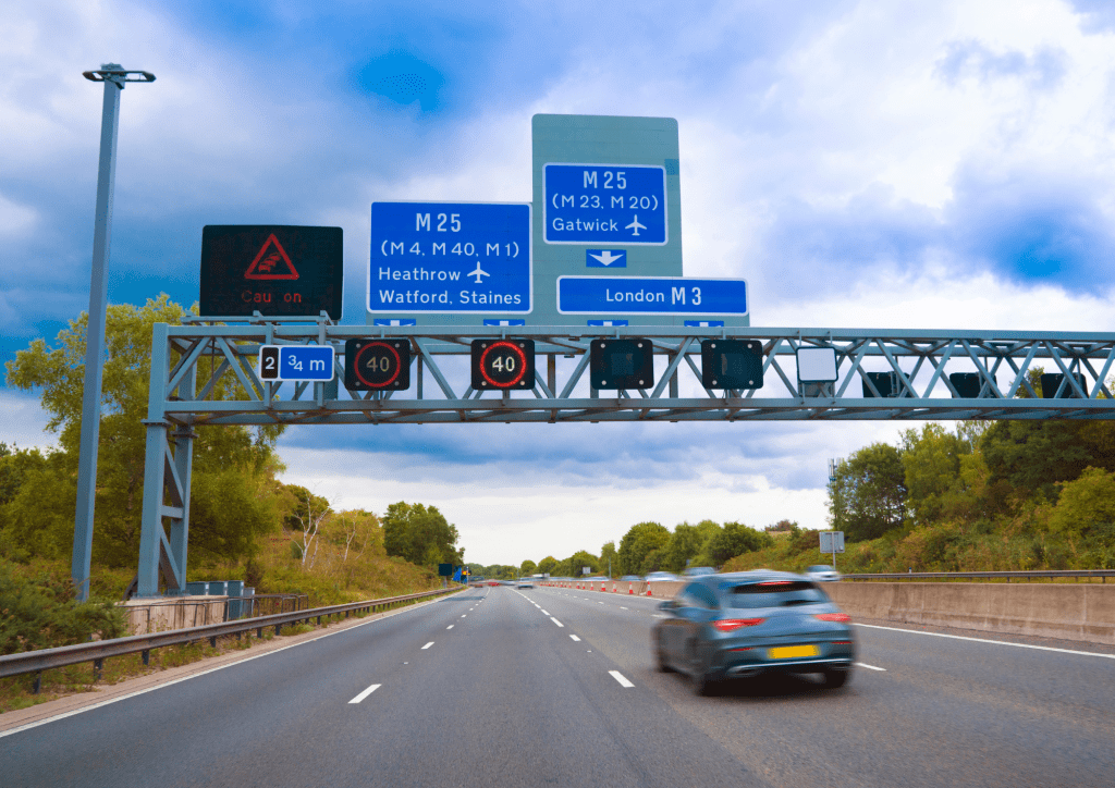 M25 motorway sign showing routes to London, Heathrow, and Staines – Trade Stays proximity advantage